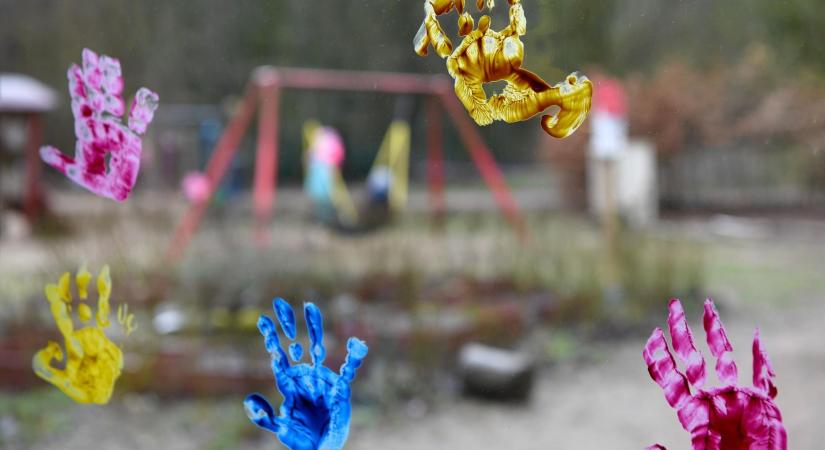 „Én is szoktam fogni a fütyimet, mert az nagyon jó” – mondta az óvodásnak a saját bevallása szerint korábban diplomataként is dolgozó télapó