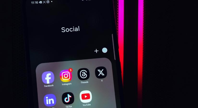 Közösségi média: korhatáros tiltás jön az egyik nagy uniós országban