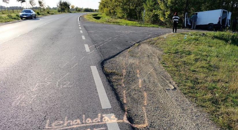Menet közben átvette a jármű vezetését egy fiatalkorú az ismerősétől, majd fának ütközött
