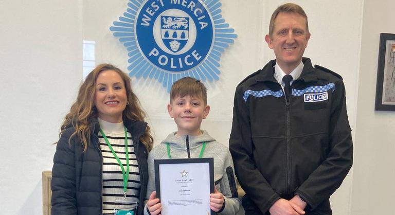 Elképesztő lélekjelenléttel mentette meg édesanyja életét a hős kisfiú