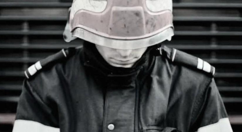 Együtt éreznek a tűzoltók a kislányát gyászoló kollégájukkal – Az édesapát vezényelték ki a tragikus balesethez