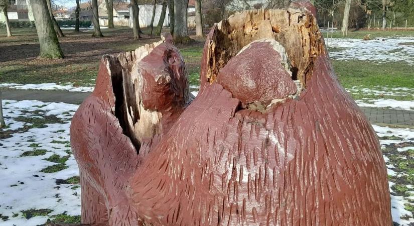 Szomorú hír! Menthetetlenné vált a város ikonikus köztéri szobra
