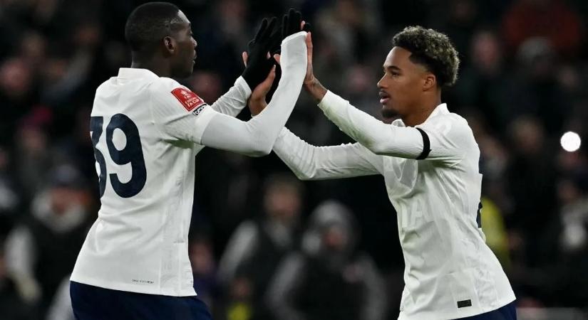 Sokkoló balesetet szenvedett a BL-győztes sztárfocista, ennyi maradt a Ferrarijából – fotó