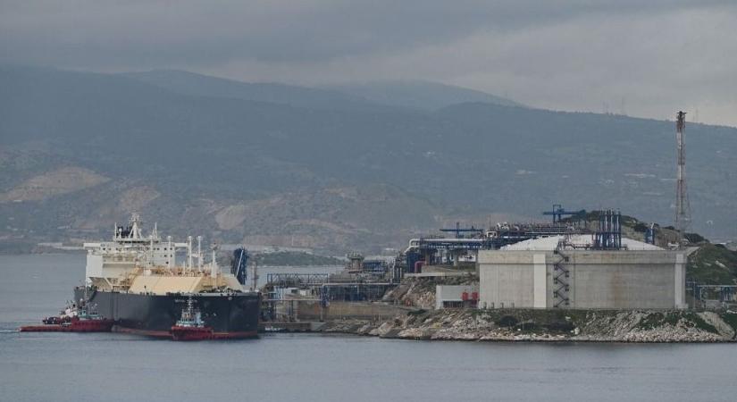 Európa nézni se bírja: hiába a szankciók, megérkezett Kínába az első gázszállító hajó – fürdenek az LNG-ben