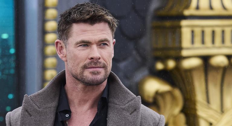 Chris Hemsworth anyaszült meztelenül rohangált fogadásból egy futballpályán