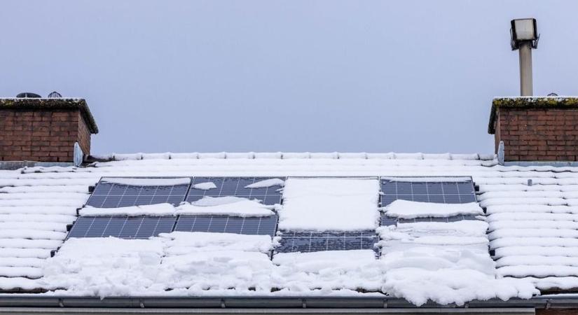 Ezt kell tenni a napelemmel, ha betemette a hó: nem szabad lesöpörni, más a jó megoldás – így tud sok áramot termelni télen