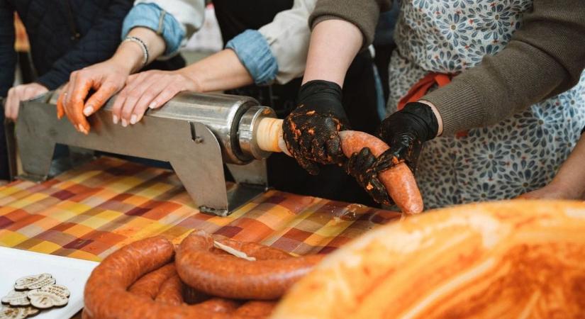 Közösségi ünneppé vált a falusi disznóvágás