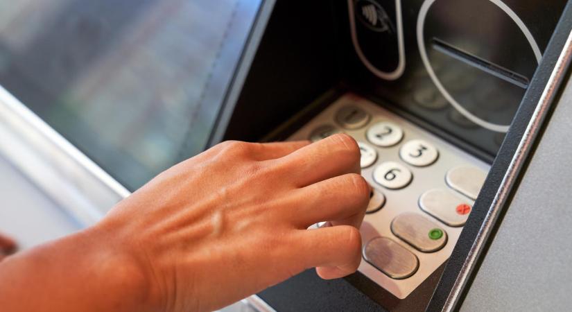 360 ezer forintot hagytak egy szolnoki bankautomatán, nem hagyta annyiban a tulajdonos