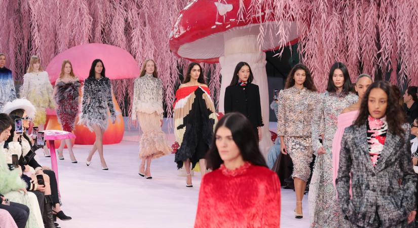 Mesebeli erdei kalandra hív a Chanel új haute couture kollekciója