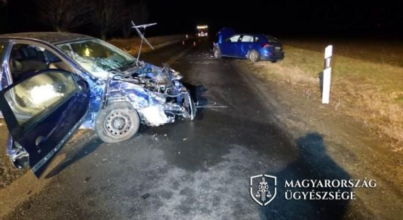 Súlyos balesetet okozott a 77-esen egy fiatal sofőr, egy utas maradandó fogyatékosságot szenvedett