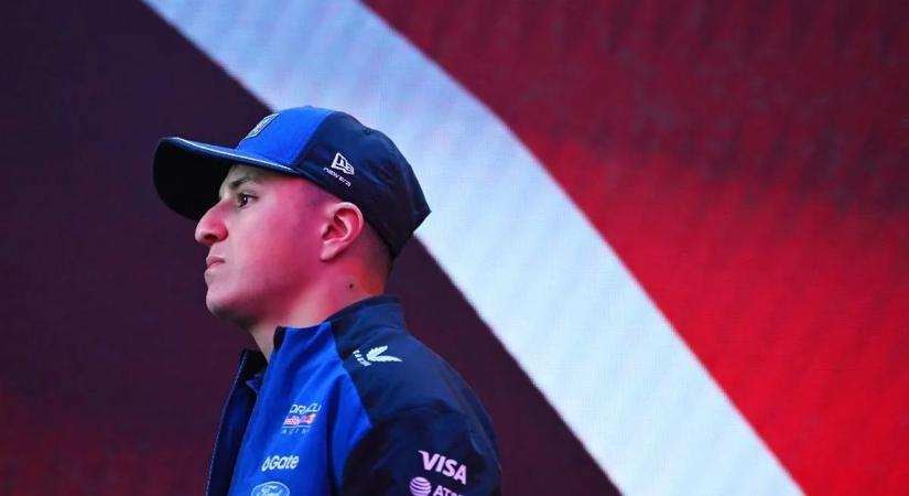 Verstappen csapattársa máris összetörte a Red Bullt, Hamilton is hibázott