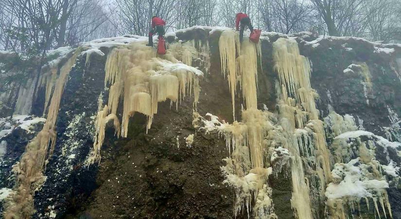 Hegyimentők távolították el a sziklafalról lelógó hatalmas jégcsapokat