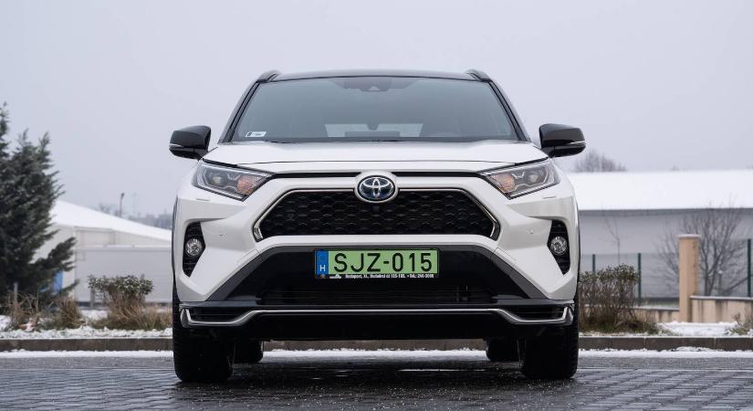Hölgyeim és uraim: a 21 milliós Toyota! - Teszt: Toyota RAV4 PHEV Selection Vip - 2020.