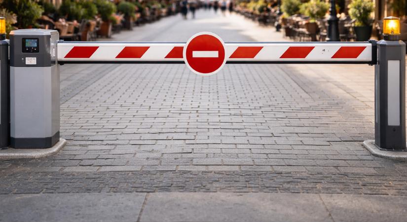 Sorompóval csökkentené a belvárosi forgalmat az önkormányzat