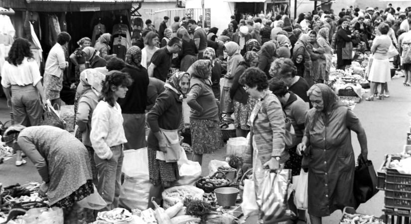 Élő nyulat árultak a kaposvári piacon, asztal gyanánt megtette egy nagyobbacska kendő is