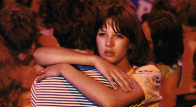 Gyönyörű nő lett Sophie Marceau lányából: a Házibuli szépsége a 23 éves Juliette-tel ment a párizsi divathétre