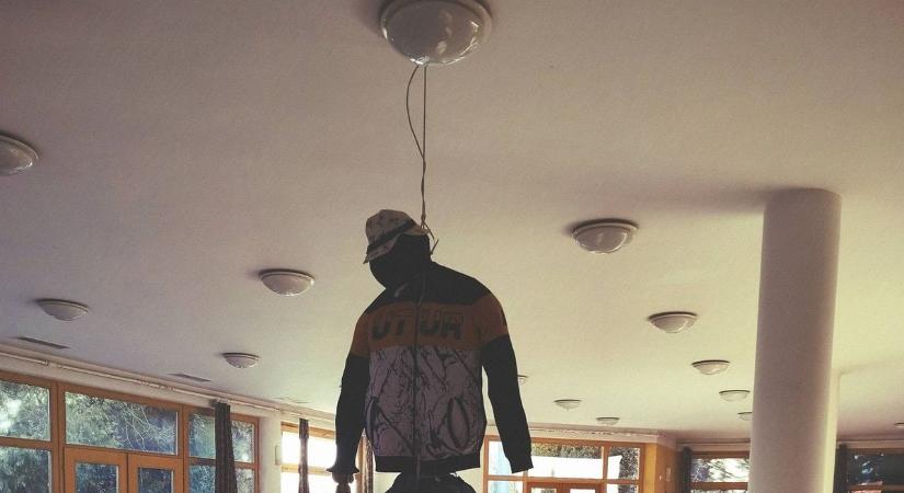 Nehéz felismerni: titokzatos és bizarr hotelre bukkantunk Zalában – elmenekülhettek a tulajdonosok? (galéria)