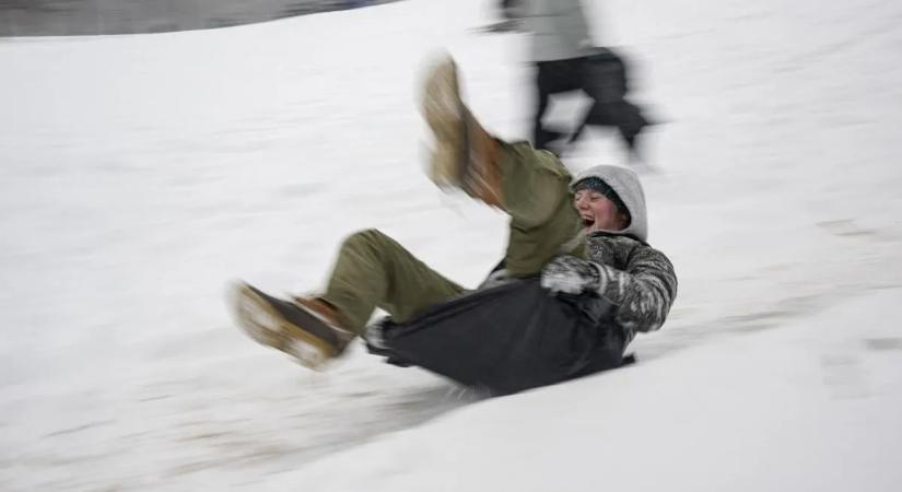 Szánkóbaleset a téli mókából: a mentők már csak az ujjait látták a fiúnak
