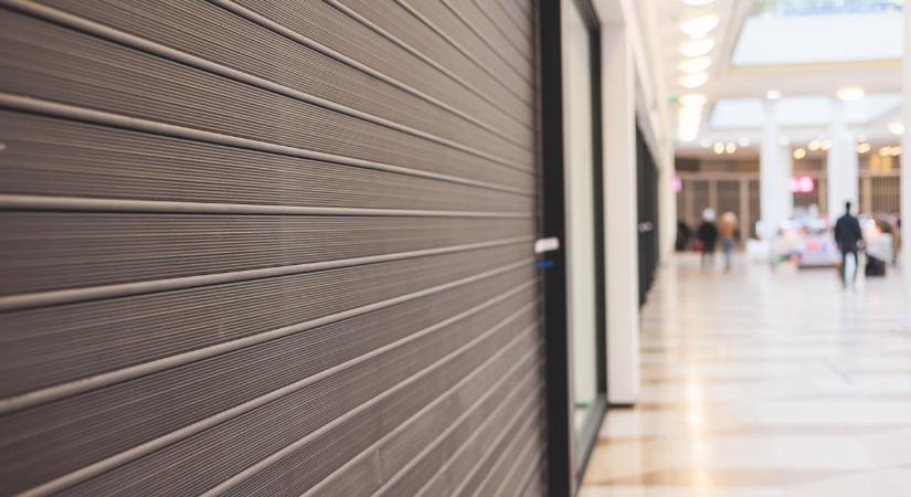 Bezárt két magyarországi ruházati üzlet: ugyanabban a plázában és ugyanakkor