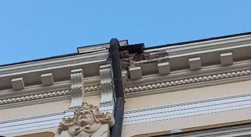 Veszélyes lehet a járókelőkre a főispáni lak homlokzata?