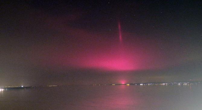 Rózsaszín fényoszlop ragyogott a Balaton felett