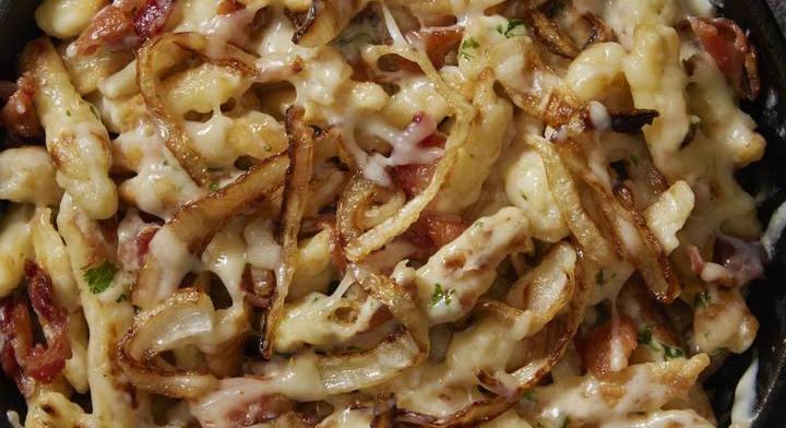 Tartalmas nokedli sült szalonnával és hagymával: igazi magyaros étel