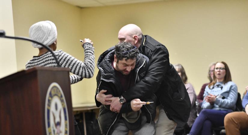 Ismeretlen folyadékkal spriccelte le Ilhan Omar amerikai képviselőt egy férfi Minneapolisban