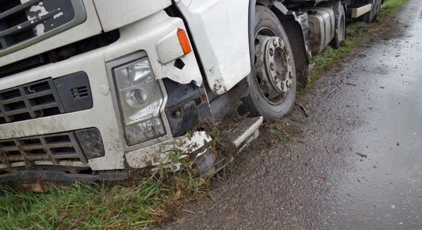 Súlyos baleset az M7-esen, két autó és két kamion ütközött össze – tűzoltók a helyszínen
