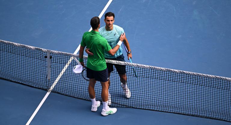 Drámai fordulat: a győzelem kapujában sérült meg Novak Djokovics negyeddöntős ellenfele az Australian Openen