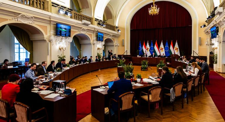 Jön az év első nagy összecsapása a Fidesz és a Tisza között - A Fővárosi Közgyűlés ülése