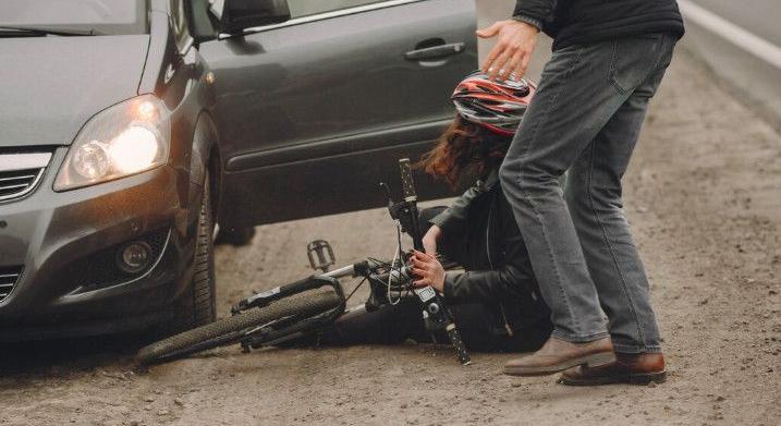 Hajdúböszörmény: biciklist gázolt, de megúszta