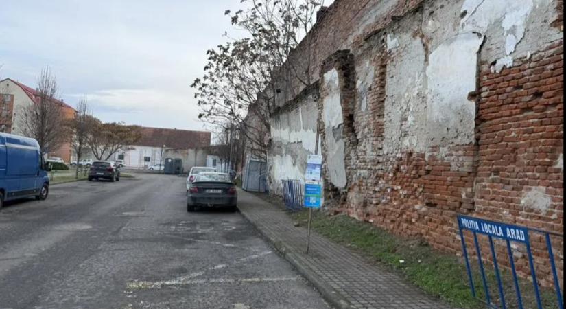 Leomlott egy téglafal az aradi Román–magyar megbékélés parkjában