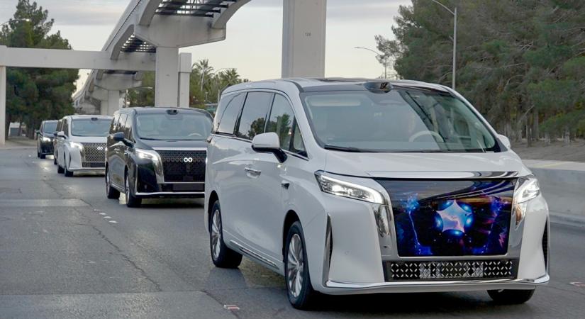 Hatalmas tévé figyel egy új luxusbusz orrán