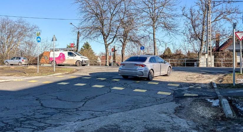 Rosszul alkalmazta a cipzár-elvet a szolnoki sofőr, bedugult a fél város