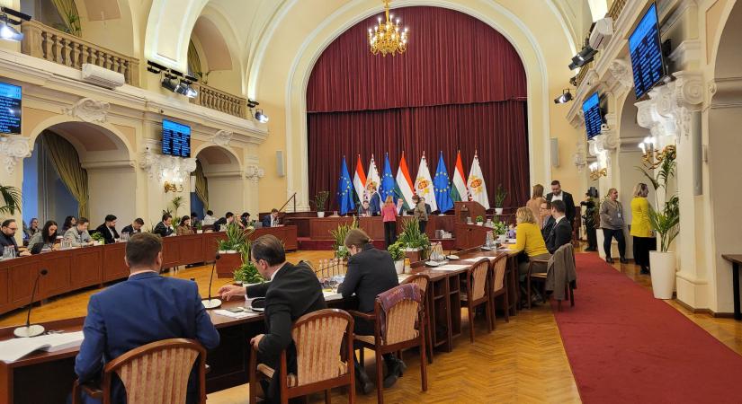 „Kérjen bocsánatot vagy hagyja el a termet!” – heves vitával indult a Fővárosi Közgyűlés