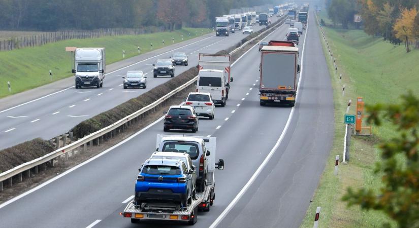 Ellepték a kamionok az M1-est, egyre hosszabb a dugó