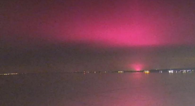 Rózsaszín fényoszlop világította meg a Balatont