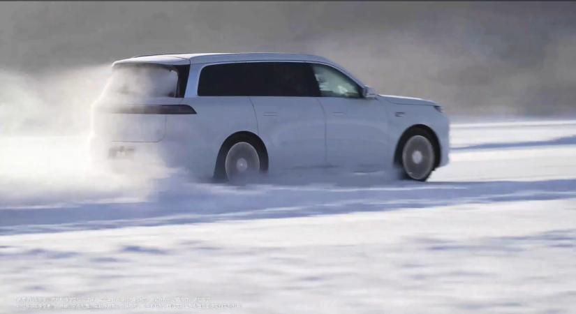 Dupla durrdefekt jégen – hat utassal kellett helytállnia a kínai SUV-nak