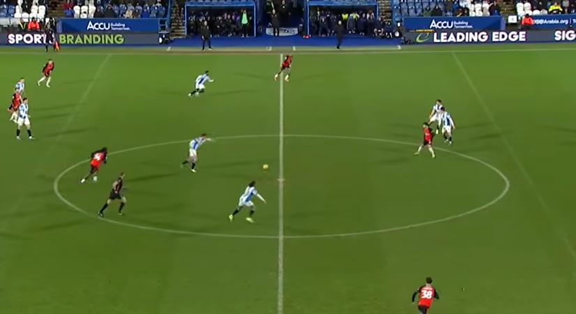 Állítgatás nélkül, a saját térfeléről bombázott gólt a két korábbi Premier League-csapat meccsén