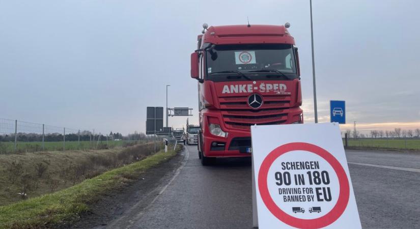 A teherautósok harmadik napja blokkolják a határátkelőket