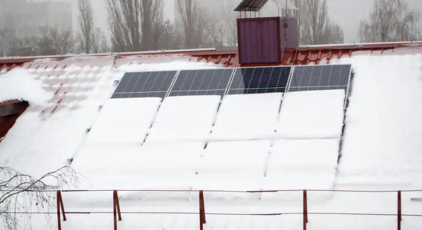 Napelemek télen: mit tegyél, ha hó takarja a paneleket