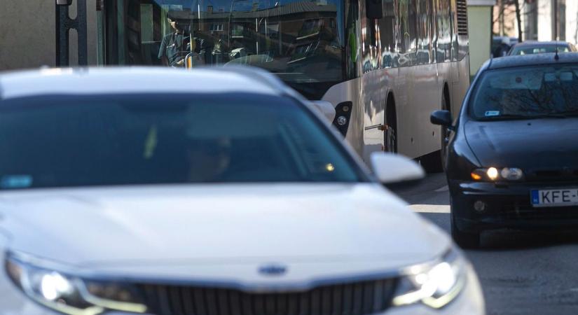 Már nem csak városon kívül lesz kötelező - egy újabb fontos változás a KRESZ-ben