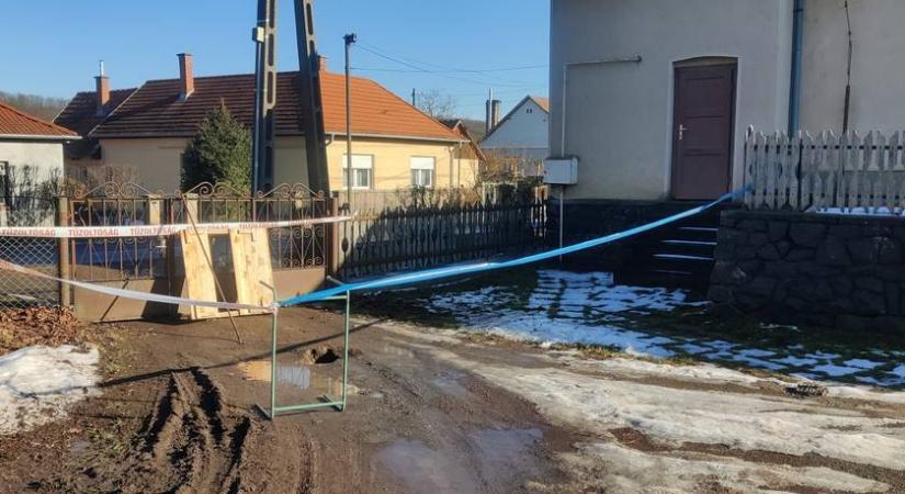 Megnyílt a föld egy magyar községben: senki sem tudja, mi okozta a rejtélyes üreget