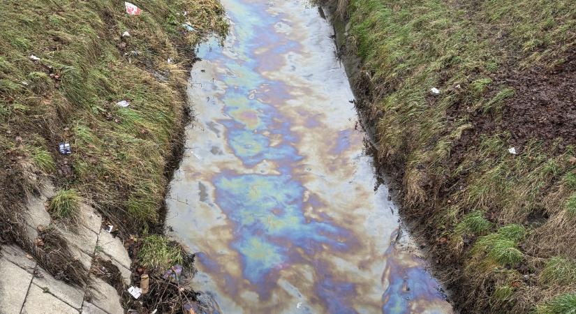 Nagy kiterjedésű olajfolt úszik a Rákos-patak vizén