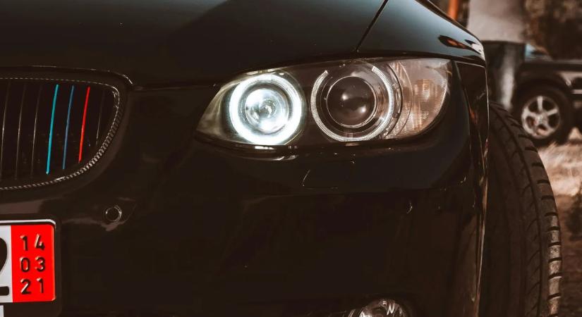 Vége a sötétben tapogatózásnak: az új KRESZ miatt mindenki jól látható lesz, mindenhol!