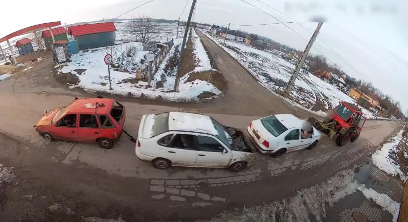 Az ablakból kilógva buliztak a traktorral vontatott roncsokban: eljárás indult ellenük