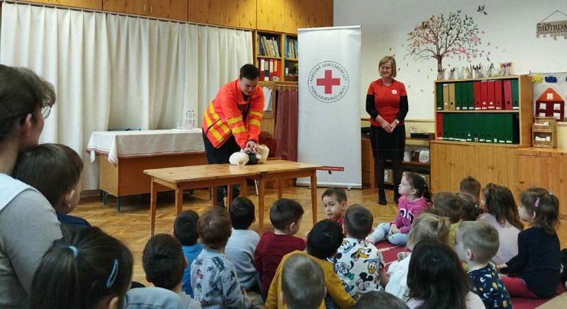 Nem lehet eléggé korán kezdeni: újraélesztést is tanultak a hajdúnánási ovisok