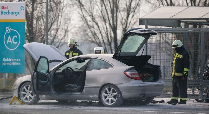 Kiégett egy autó a győri Tesco parkolóban - fotók, videó