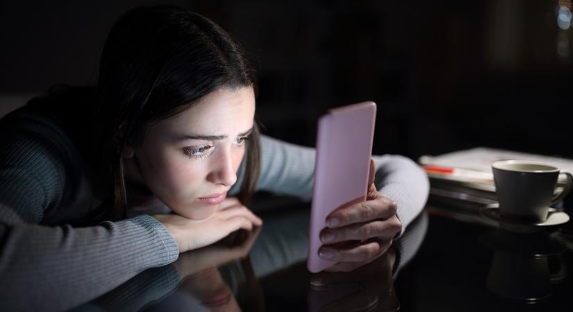 Indul a per a közösségimédia-platformok ellen a függőség kapcsán