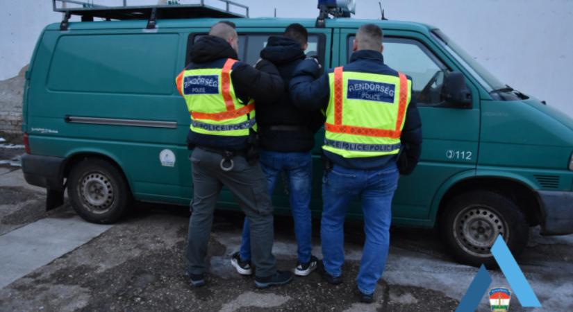 Drogdílert és hat drogfogyasztót fogtak a szentesi rendőrök – videóval